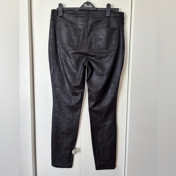🎉4/30$🎉 NYDJ Black Coated Snake Print Pants – Size 10 ✨ - Picture 3 of 5